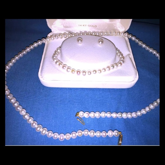 jcpenney Jewelry - SOLD! SOLD!! SOLD!!!!!    New Pearls Necklace, Bracelet, and Earrings Set
